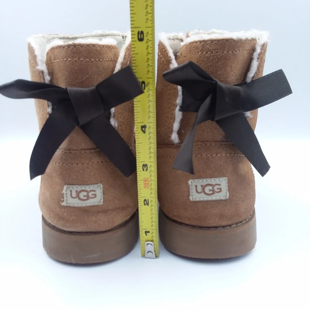 UGG Winter‎ Snow Boots Tan Suede Sheepskin Lined Zipper Bow Size 5